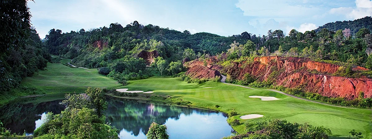 Red Mountain Golf Club - 18 trous mine étain transformée roches rouges - Trou 17 Drop Shot 50m Phuket