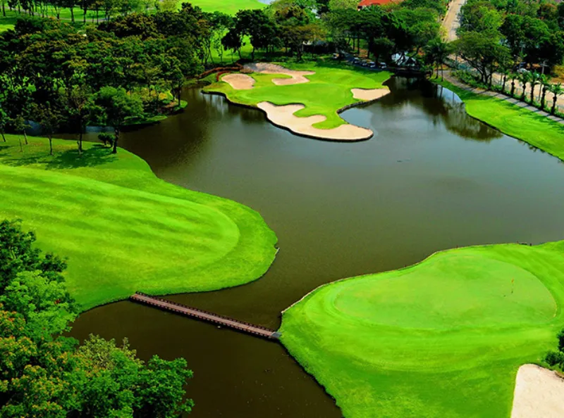 Thana City Golf Bangkok - Fairway et bunkers