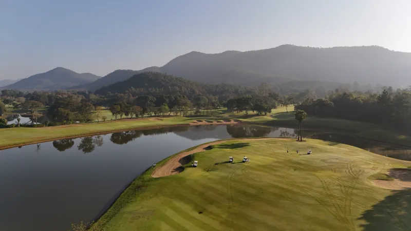 Alpine Golf Resort Chiang Mai - Fairway avec vue montagne
