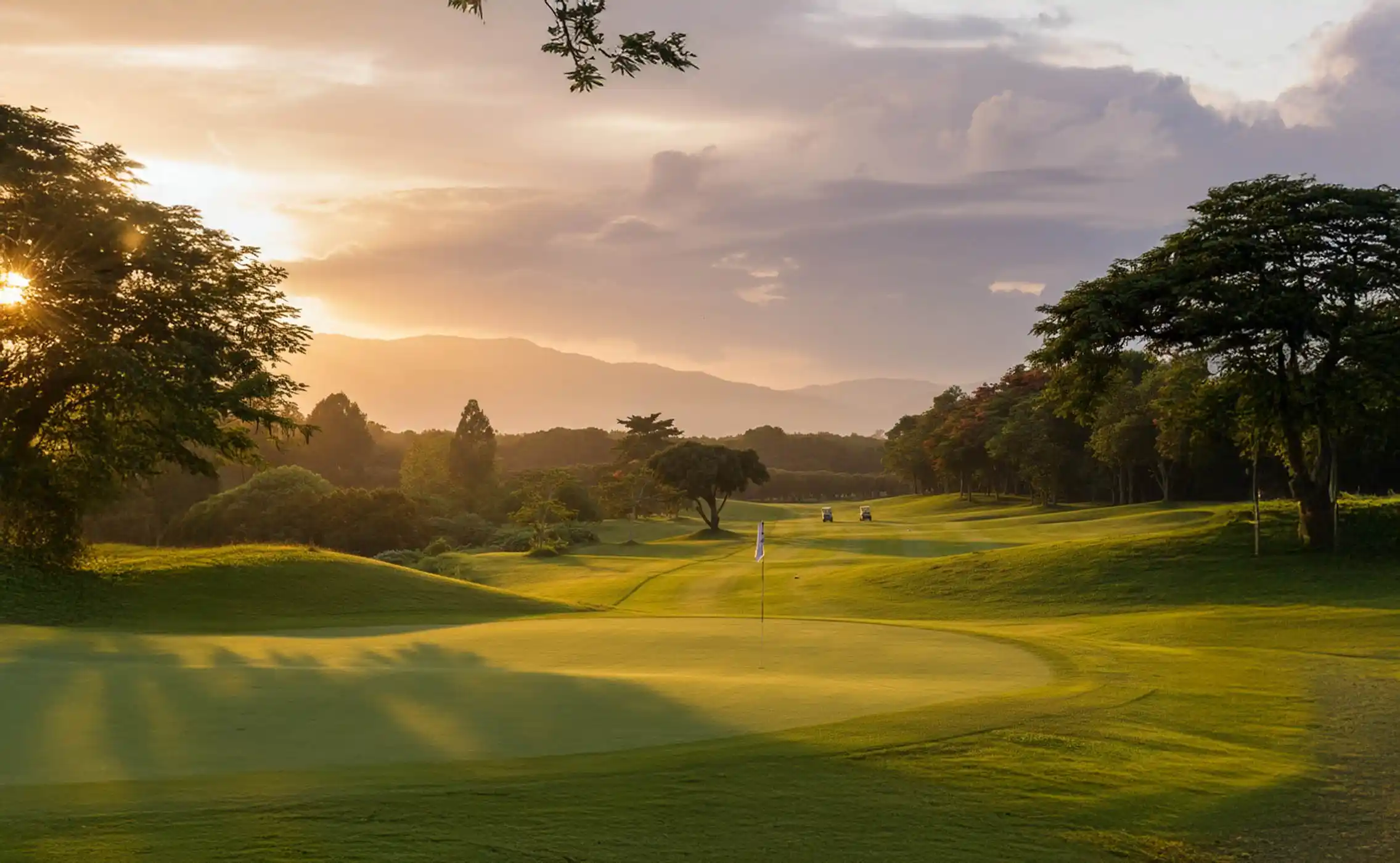 Mae Jo Golf Resort - Étang naturel et green entouré de longaniers